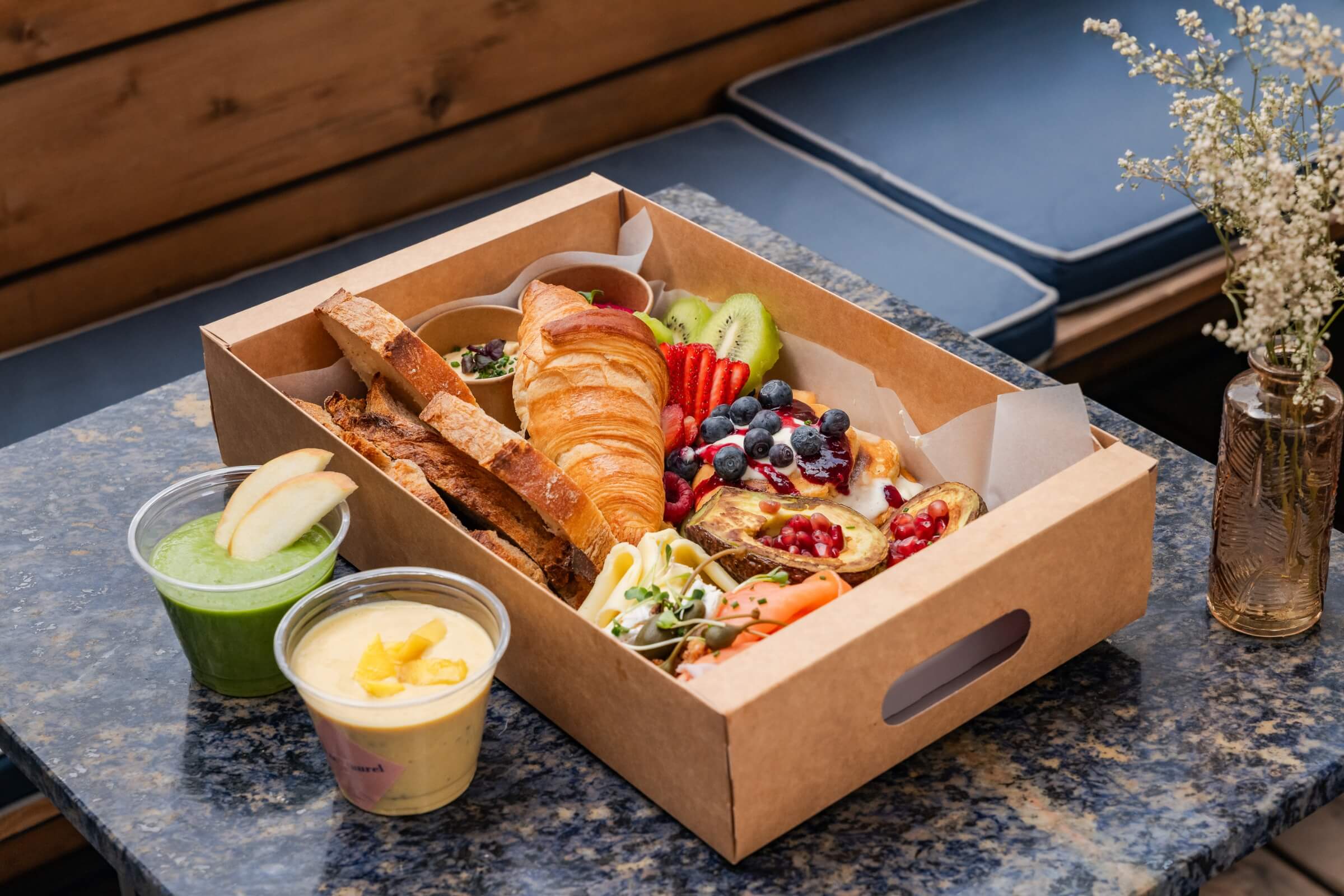 Frühstücksbox Deluxe mit Blumen und Smoothies