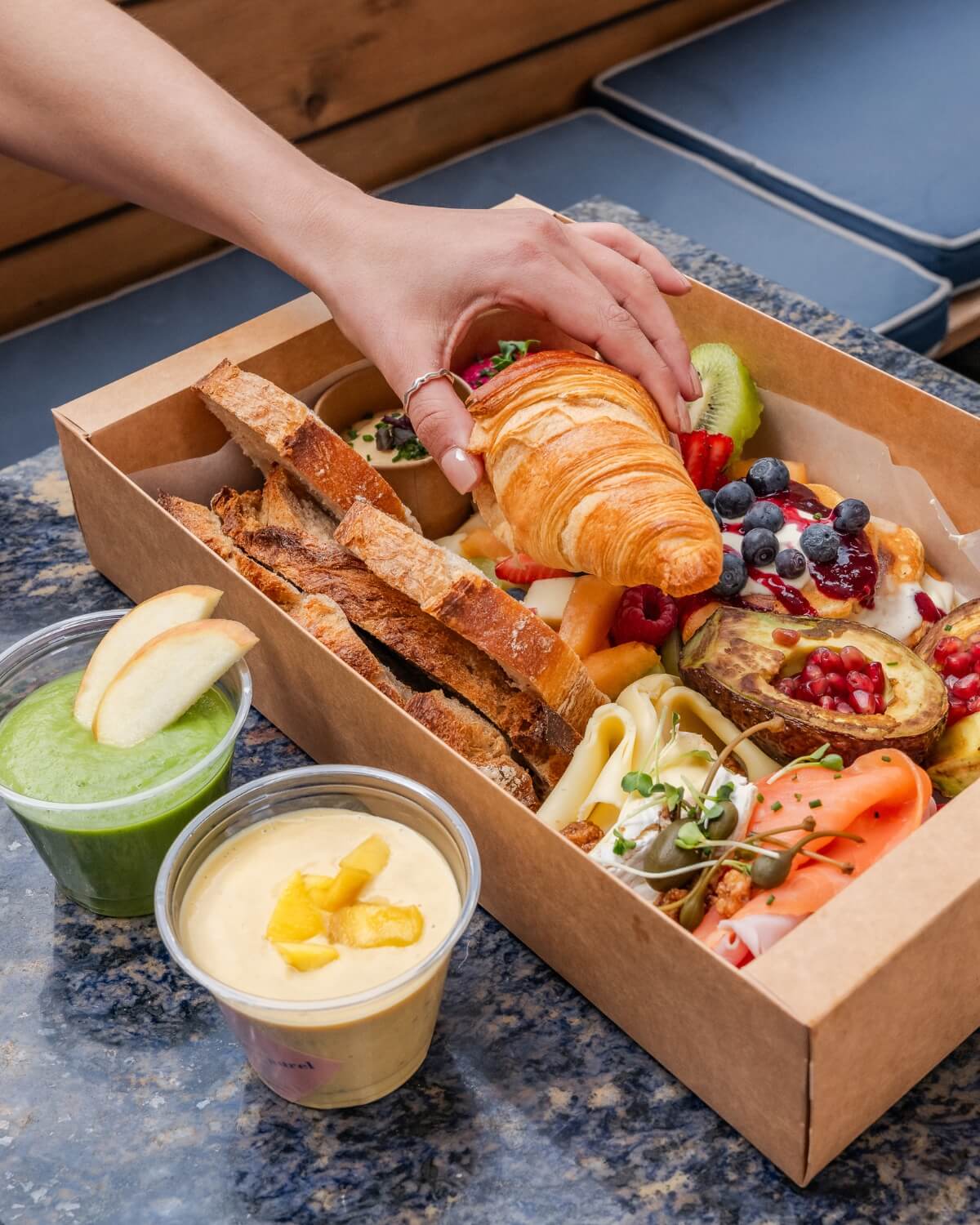Frühstücksbox Deluxe mit Smoothies von oben