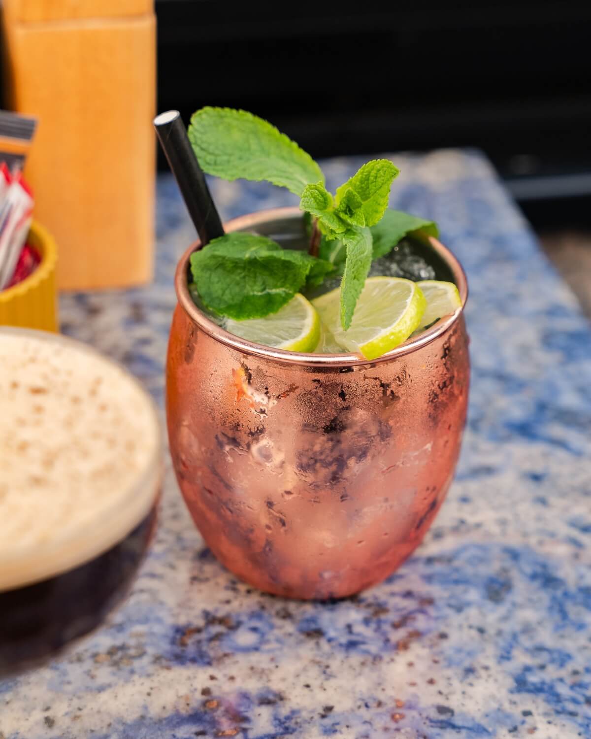 Moscow Mule im Kupferbecher mit frischer Minze